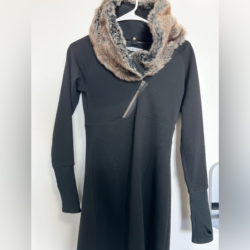 Like new - Athleta Dress removable w/faux fur collar. Size - XS